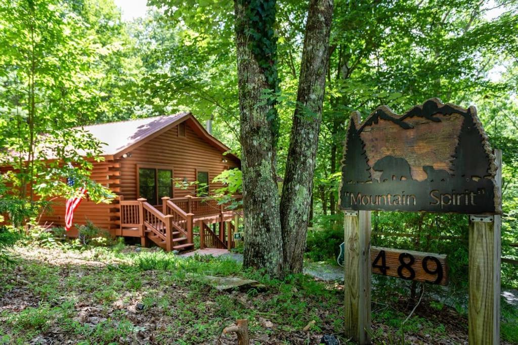 ブルーリッジ山脈 Mountain Spirit Cabin - Fireplace And Hot Tubヴィラ エクステリア 写真