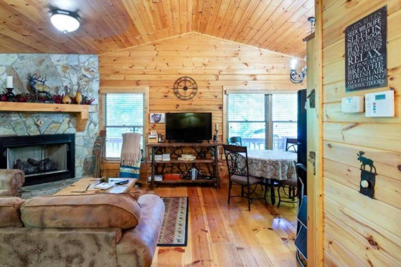 ブルーリッジ山脈 Mountain Spirit Cabin - Fireplace And Hot Tubヴィラ エクステリア 写真