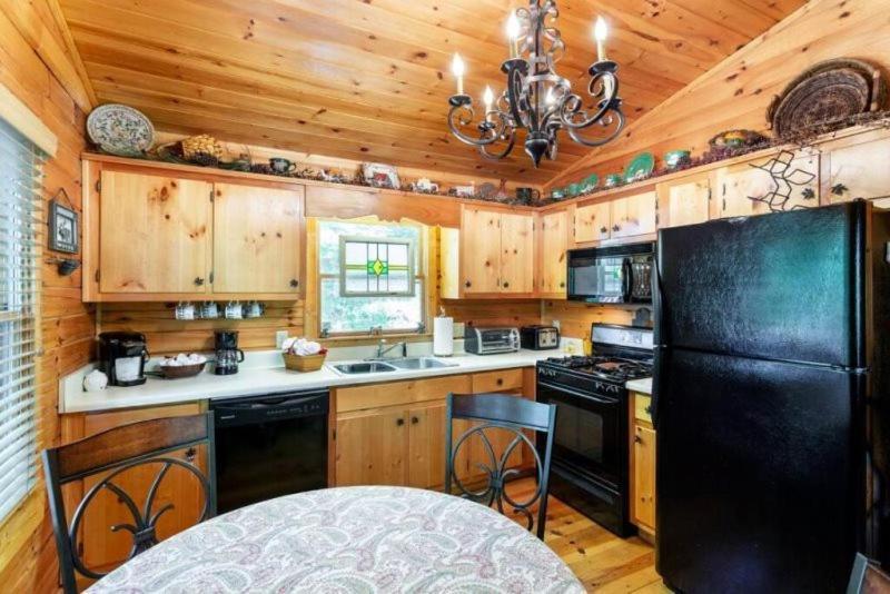 ブルーリッジ山脈 Mountain Spirit Cabin - Fireplace And Hot Tubヴィラ エクステリア 写真